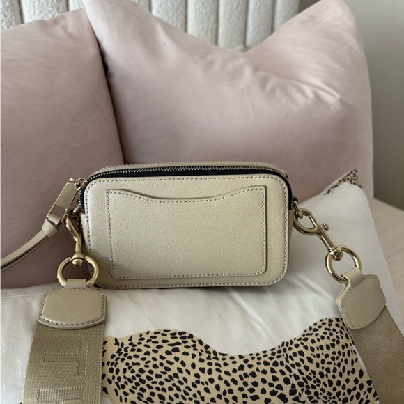 Marc Jacobs Beige Crossbody Bag with Gold Accents - Picture 8 of 15